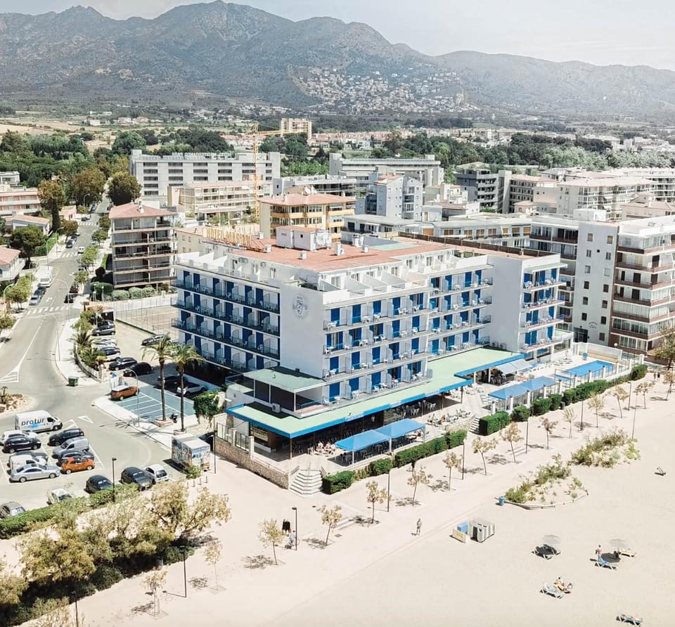 Property building, Nearby landmark, Day, Neighbourhood, Natural landscape, Bird's eye view, City view, Mountain view, Pool view, Sea view, Street view, Swimming pool, Location, Parking