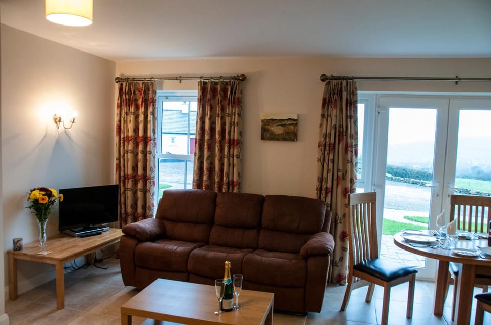 TV and multimedia, Living room, Seating area, Evening entertainment