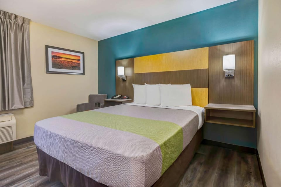 Photo of the whole room, Bedroom