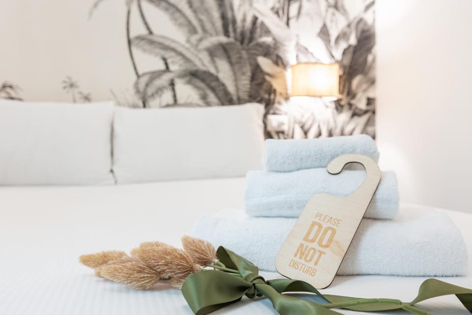 Bed, Bedroom, towels