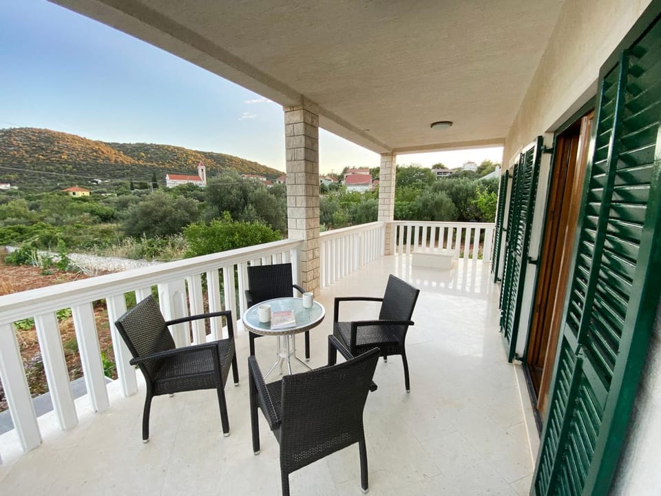 Day, Natural landscape, View (from property/room), Balcony/Terrace, Seating area, Mountain view