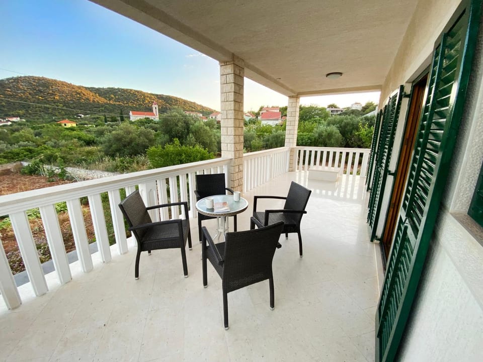 Day, Natural landscape, View (from property/room), Balcony/Terrace, Seating area, Mountain view