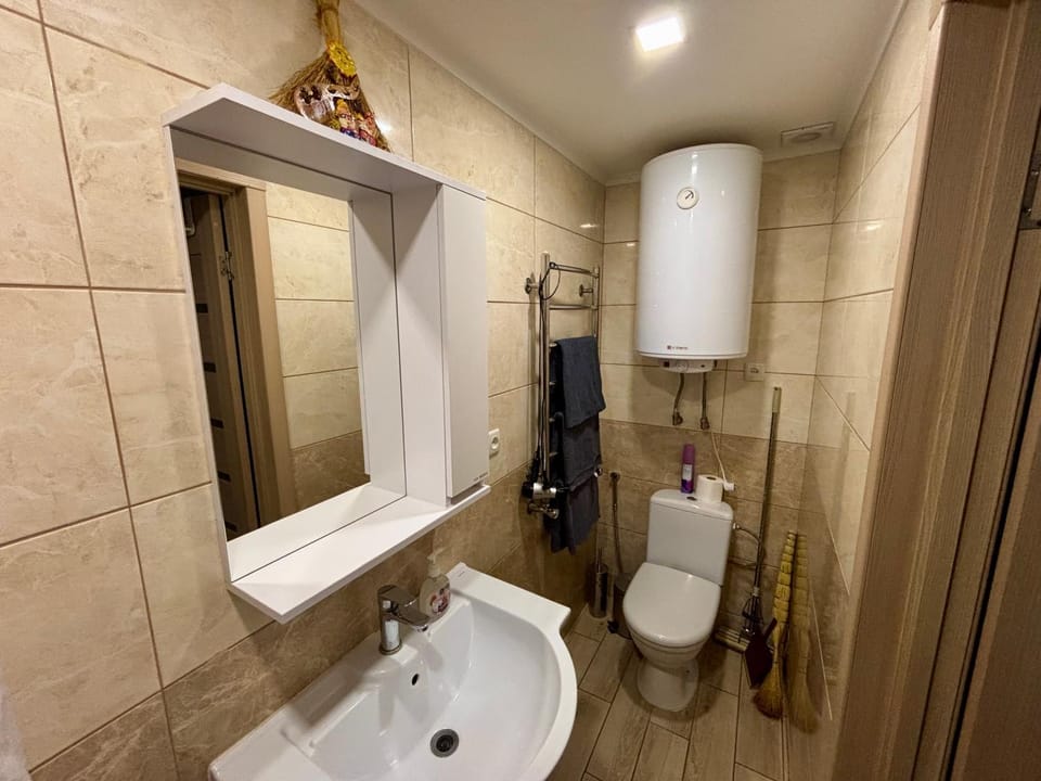 Toilet, towels
