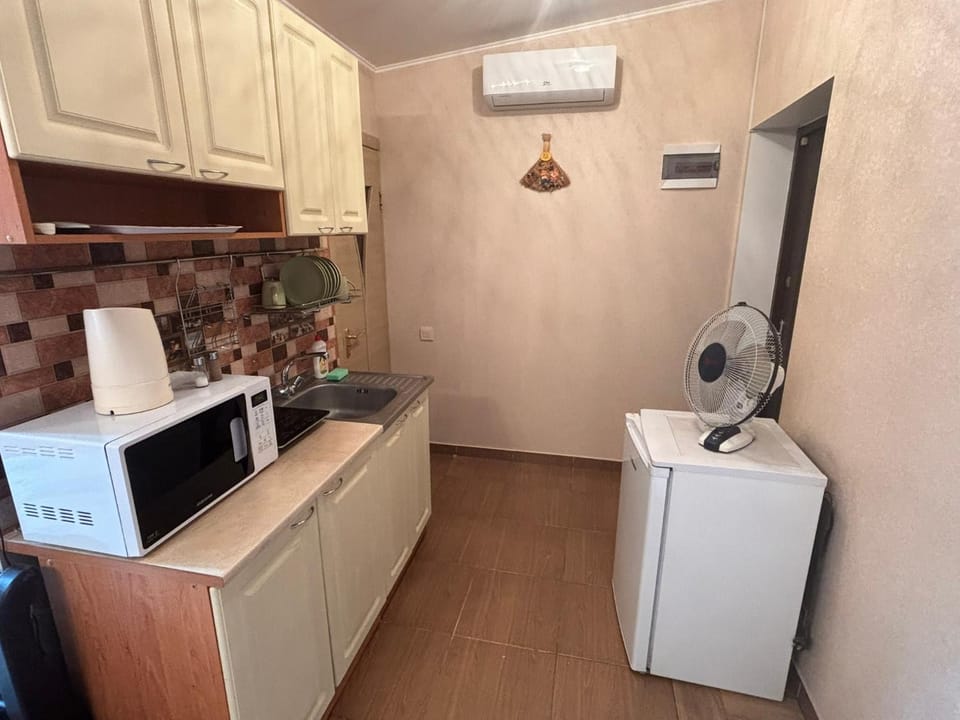 Kitchen or kitchenette, air conditioner
