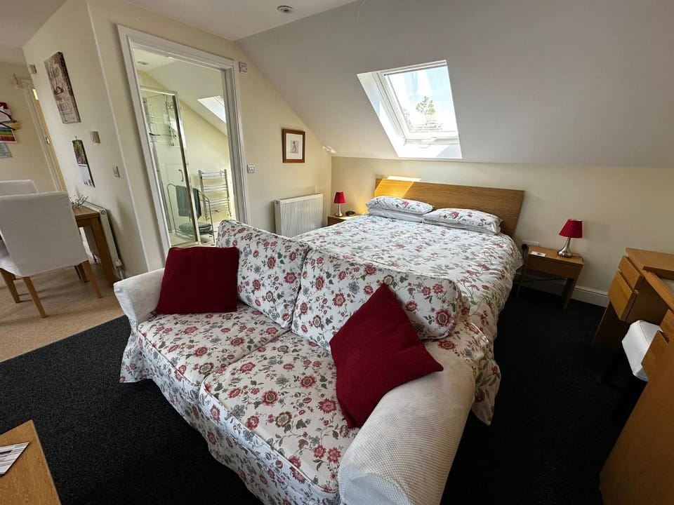 Bed, Bathroom, TV and multimedia, Living room, Seating area, Bedroom