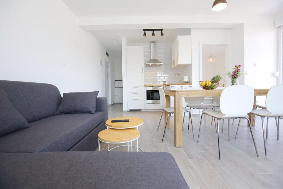 TV and multimedia, Kitchen or kitchenette, Living room, Seating area, Dining area