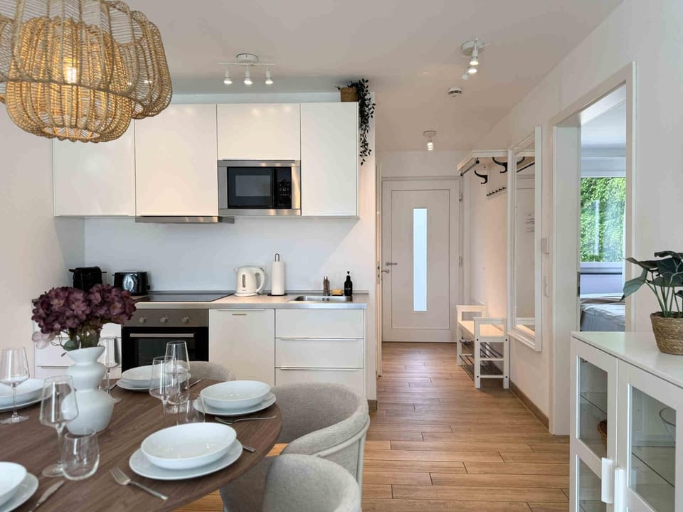 Kitchen or kitchenette, Living room, Seating area, Dining area