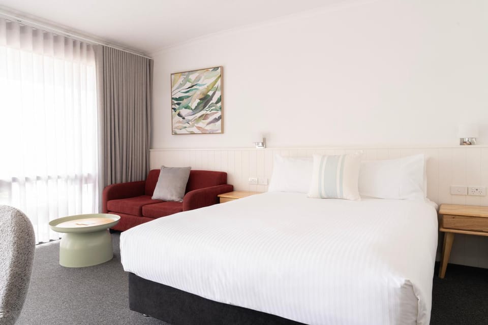 Bed, Seating area