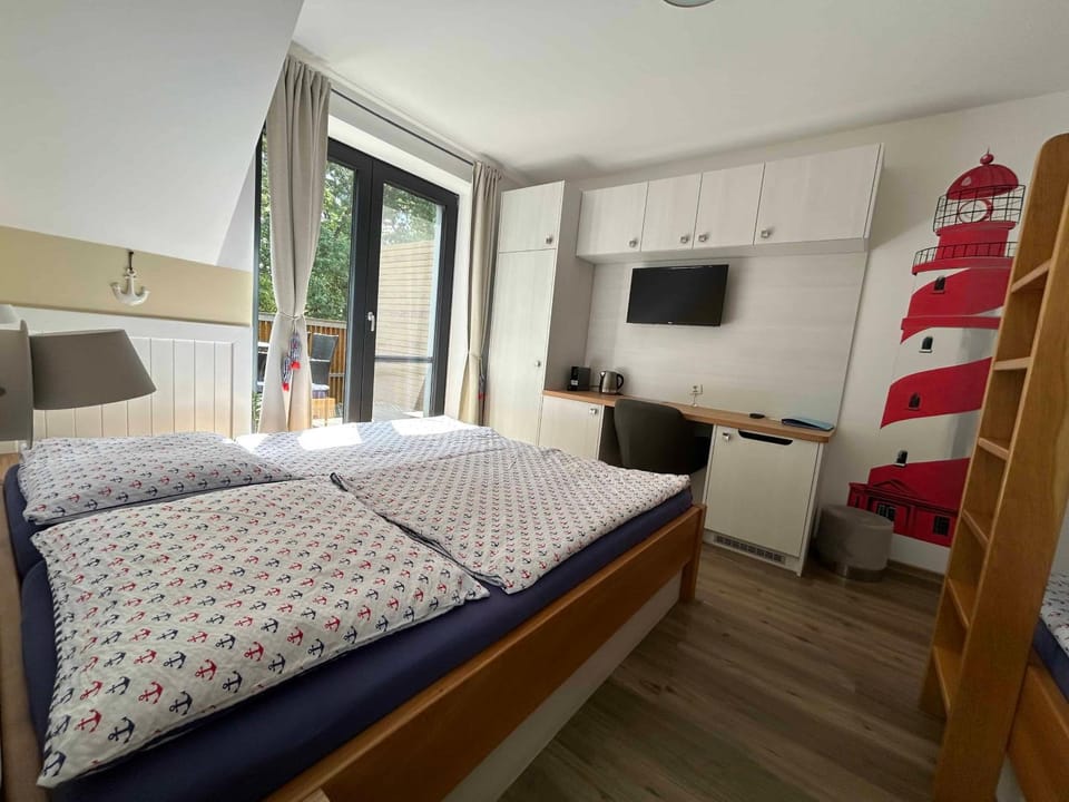 Bed, TV and multimedia, Photo of the whole room