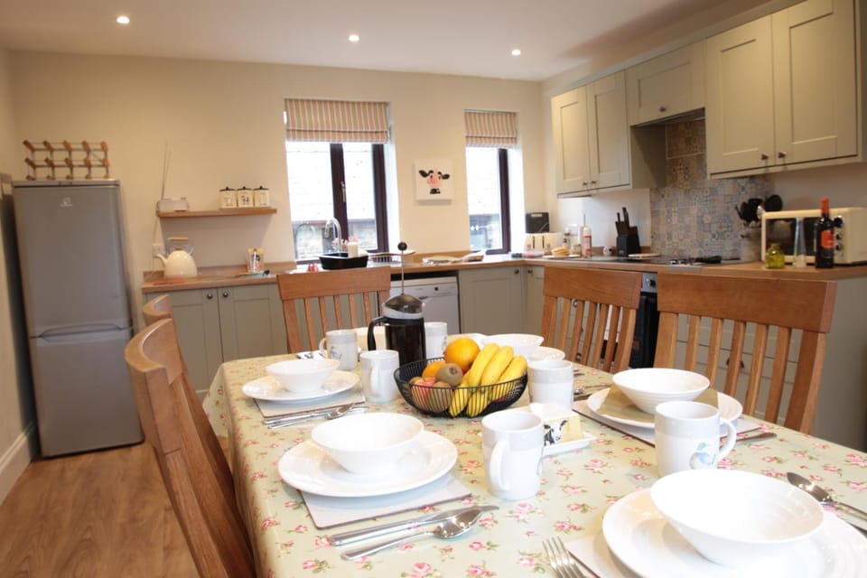 Coffee/tea facilities, Kitchen or kitchenette, Dining area, dishwasher, oven, pet friendly, stove, toaster, kitchen, Internal: Not applicable to any particular room