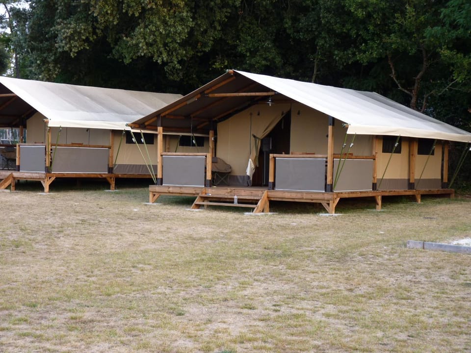 Camping Les Chênes Verts Campground/ 
RV Resort in Meschers-sur-Gironde