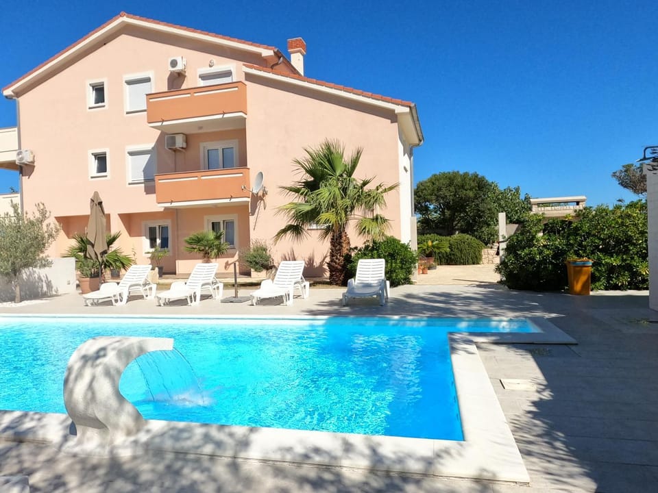 Property building, Day, Pool view, Swimming pool, sunbed