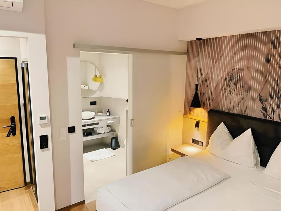 Bed, Bathroom, Photo of the whole room