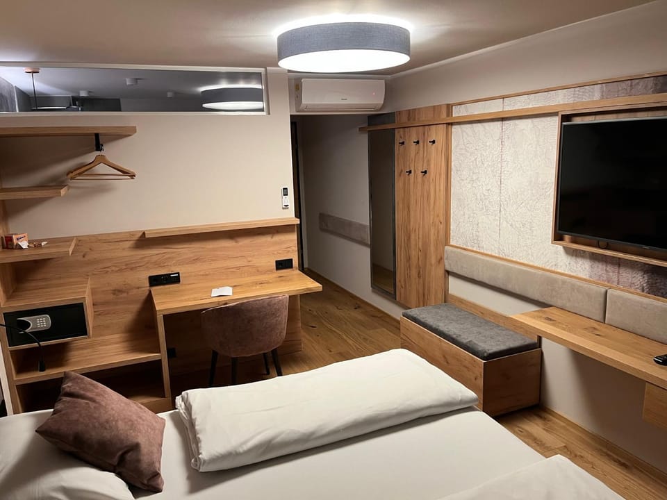 Bed, TV and multimedia, Photo of the whole room, Bedroom