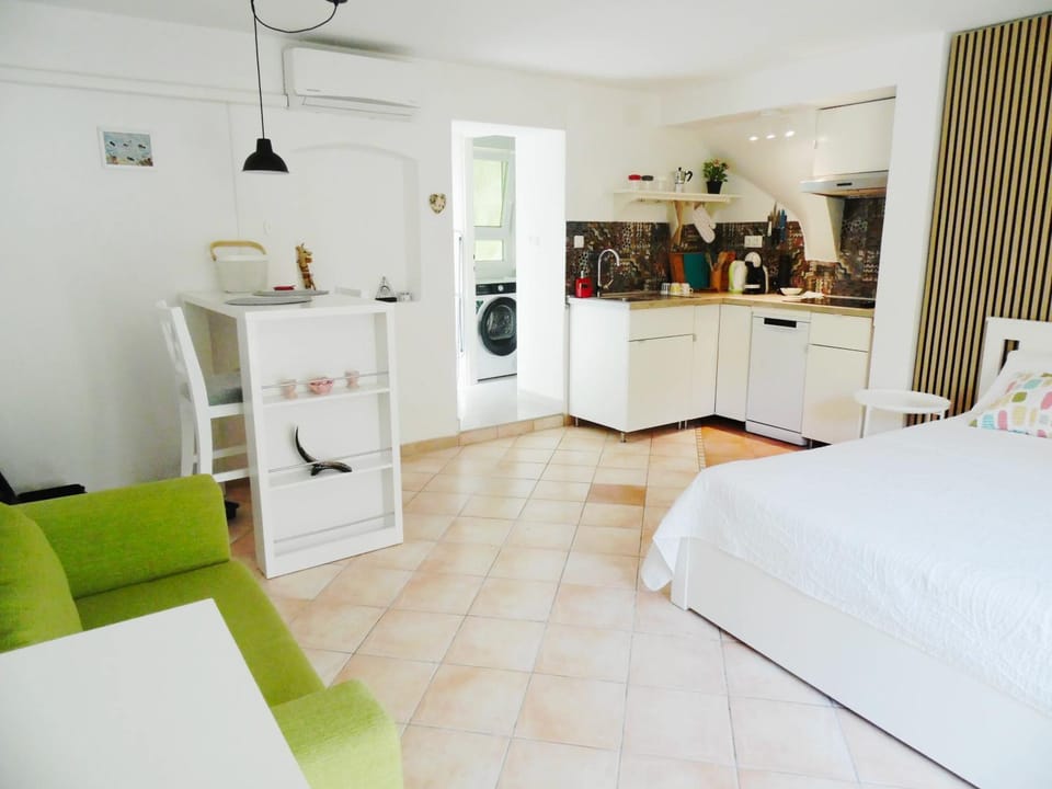 Bed, Kitchen or kitchenette, Living room, Seating area, Dining area