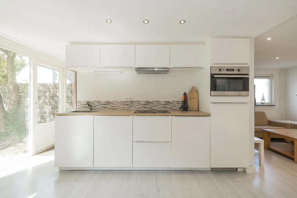Coffee/tea facilities, Kitchen or kitchenette, dishwasher, oven, stove, kitchen