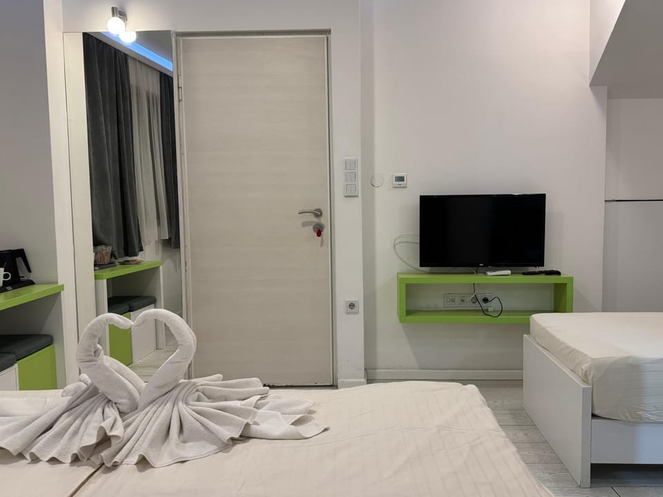 Bed, TV and multimedia, Photo of the whole room, Bedroom, towels