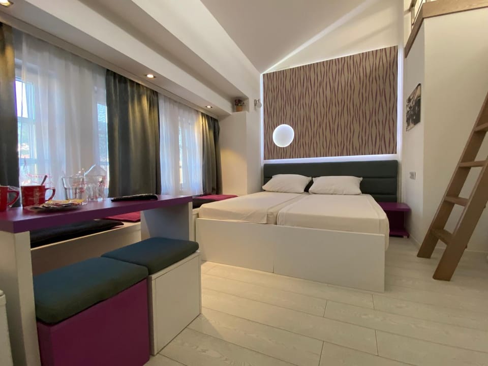 Bed, Photo of the whole room, Seating area, Bedroom