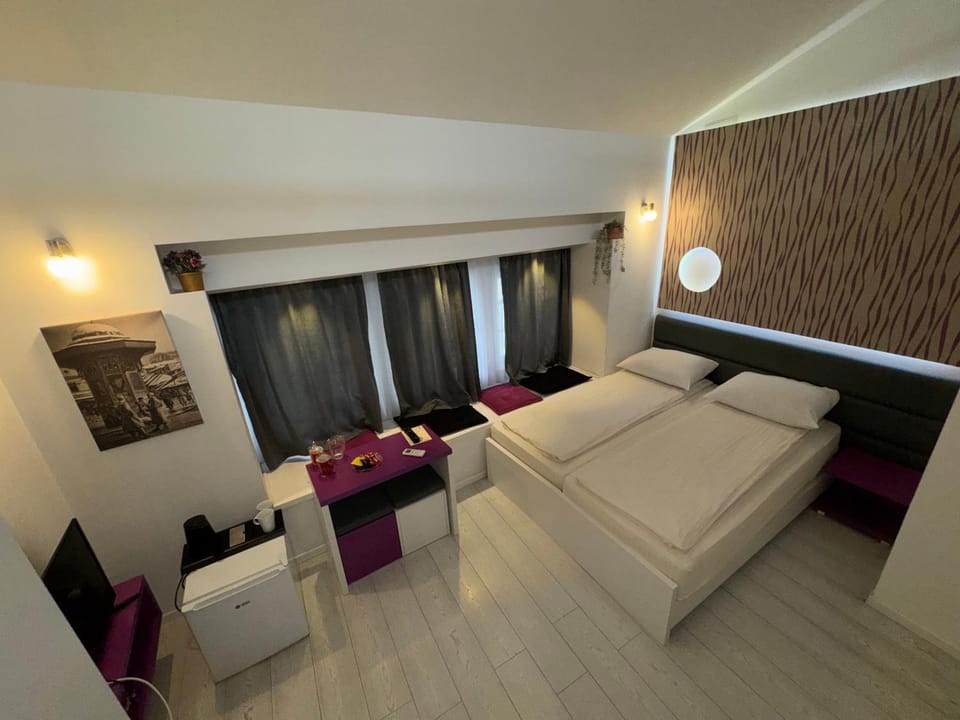 Bed, Living room