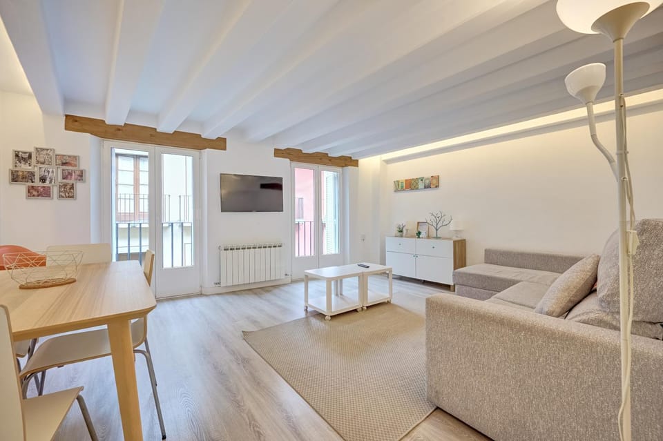 Communal lounge/ TV room, TV and multimedia, Living room, Seating area, Dining area