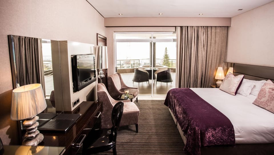 Patio, TV and multimedia, View (from property/room), Photo of the whole room, Bedroom, City view, Garden view