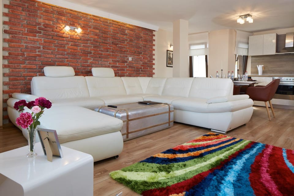 Kitchen or kitchenette, Living room, Seating area, Dining area