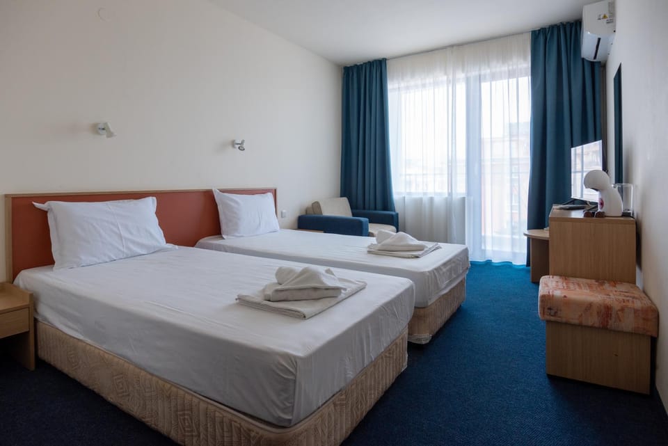 Bed, Photo of the whole room, towels, air conditioner