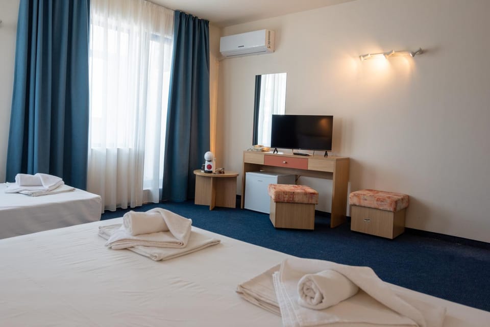 Communal lounge/ TV room, Bed, TV and multimedia, Photo of the whole room, towels