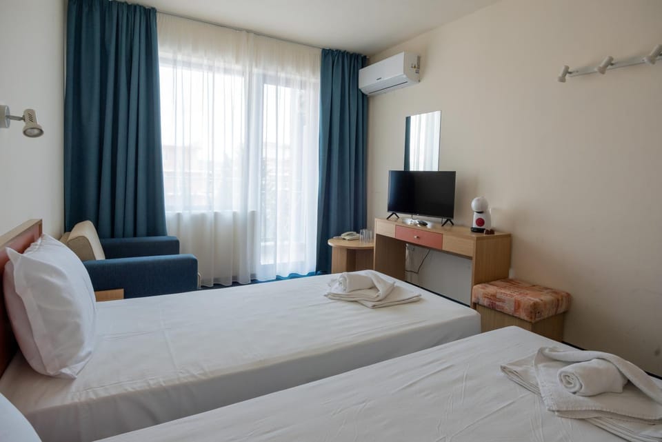 Communal lounge/ TV room, Bed, Photo of the whole room, towels