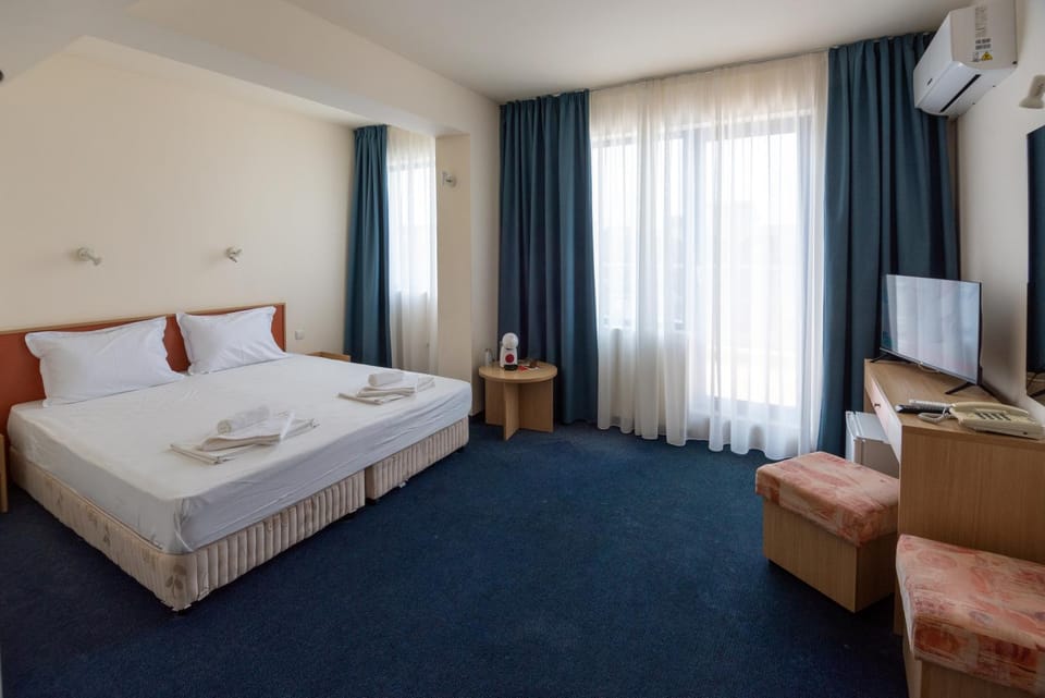TV and multimedia, Photo of the whole room, Bedroom, towels, air conditioner
