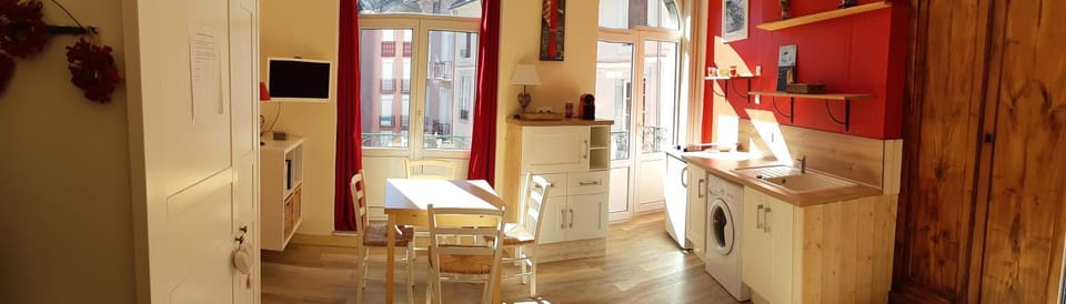 Living room, Dining area, Landmark view