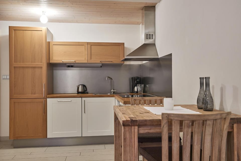 Kitchen or kitchenette, Photo of the whole room, Dining area, stove