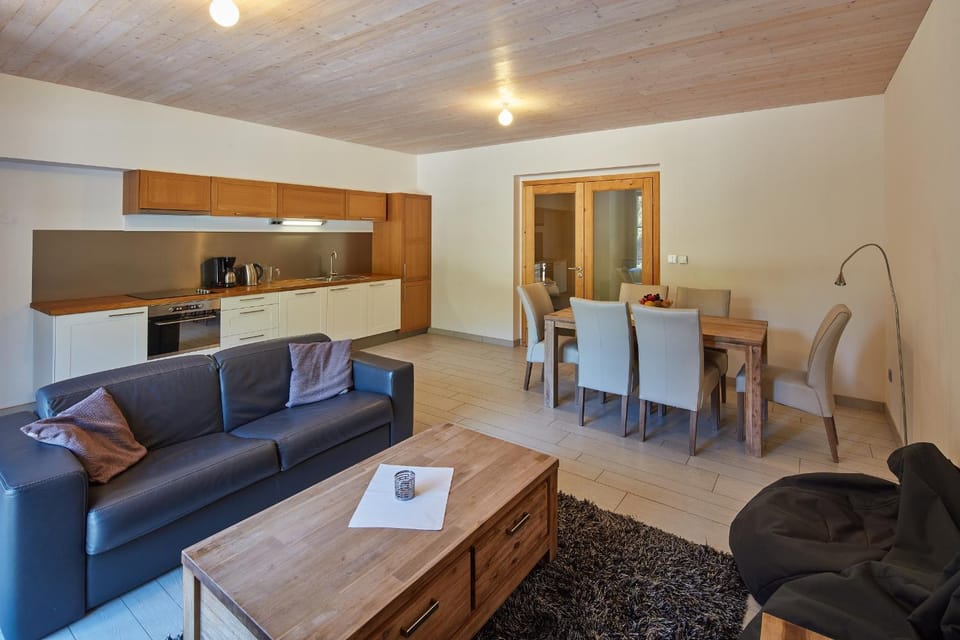Kitchen or kitchenette, Living room, Seating area, Dining area, pet friendly, stove