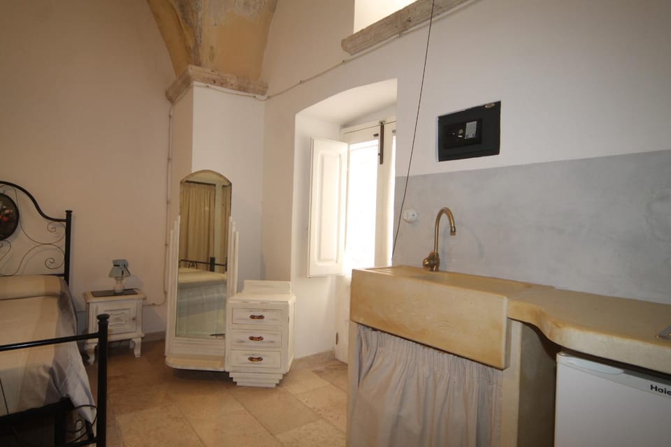 Kitchen or kitchenette, Bedroom