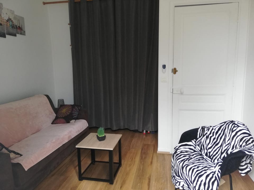 Bed, Living room