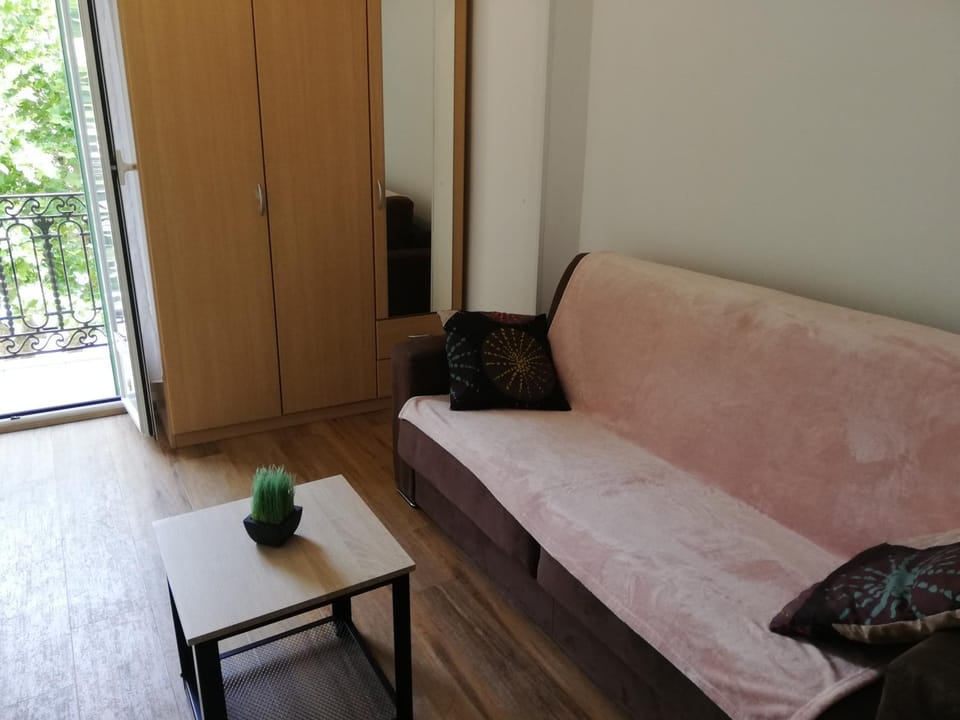 Bed, Living room