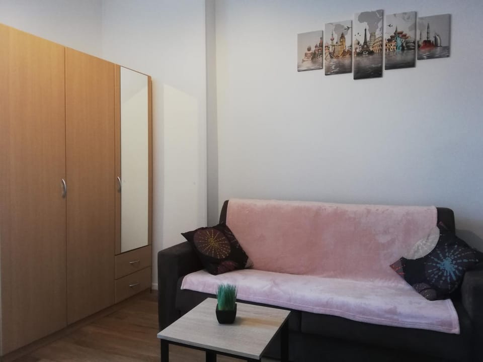 Bed, Living room