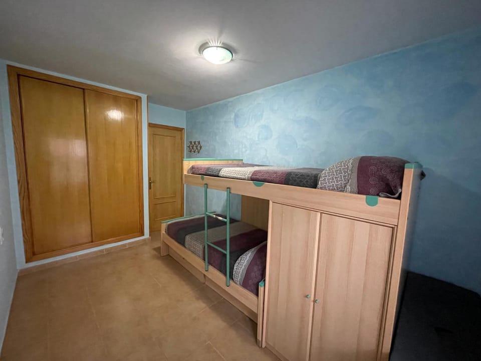 Bedroom, bunk bed