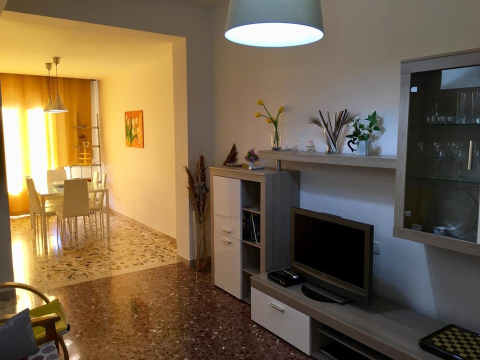 Communal lounge/ TV room, TV and multimedia, Living room, Seating area, Evening entertainment