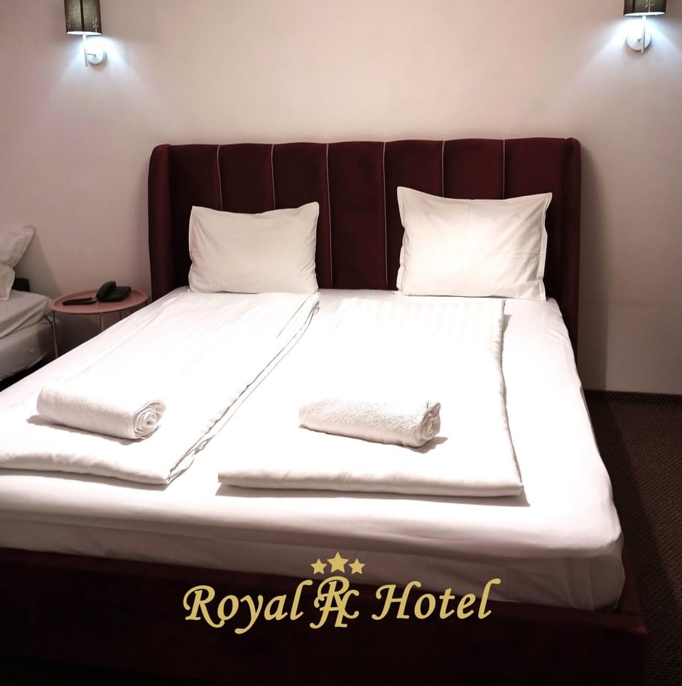 Staff, Restaurant/places to eat, Communal lounge/ TV room, TV and multimedia, Text overlay, Breakfast, Buffet breakfast, group of guests, Parking, internet
