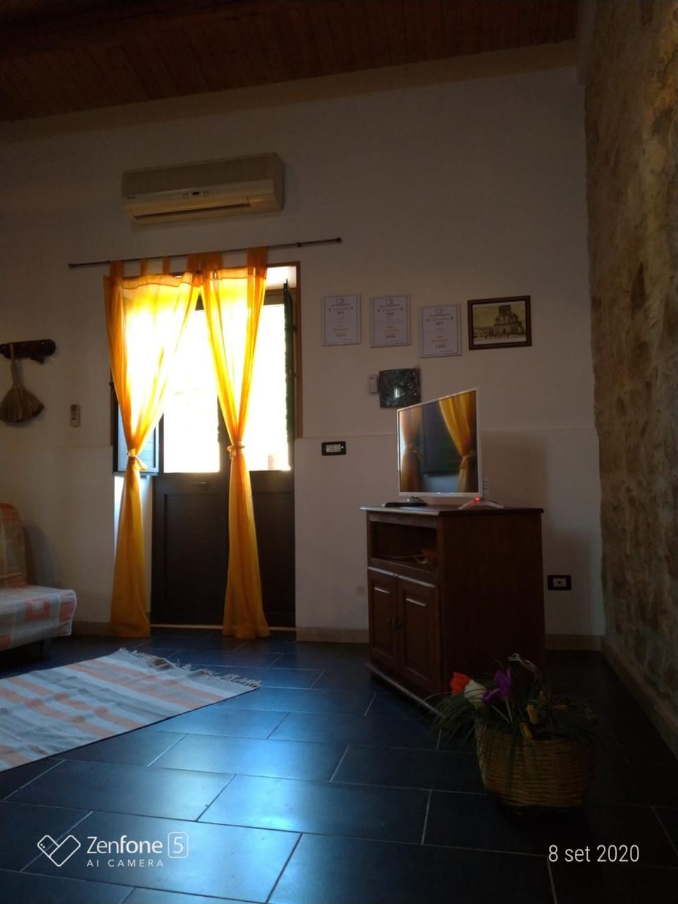 Photo of the whole room, Seating area