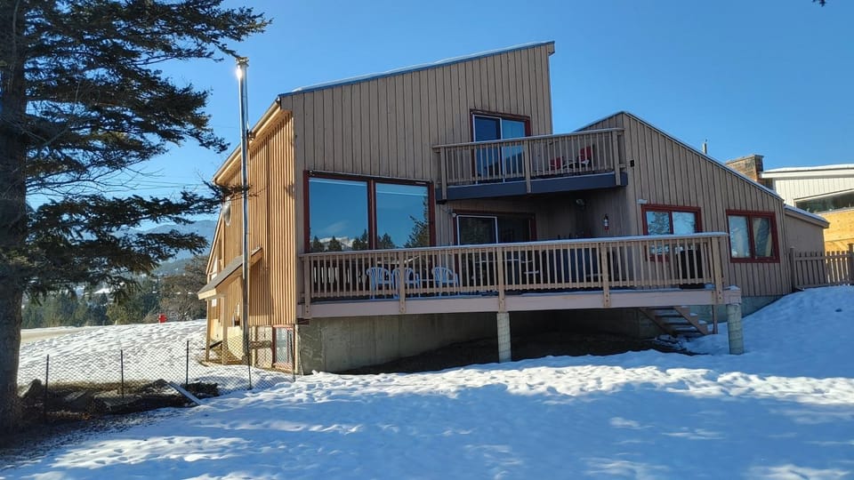 Open Monthly Aug 16! INVERMERE ON THE LAKE! 4 Br Mountain View Home, Kid Friendly Yard! Walk to Town, Kinsman Beach Park! Arena! House in Invermere