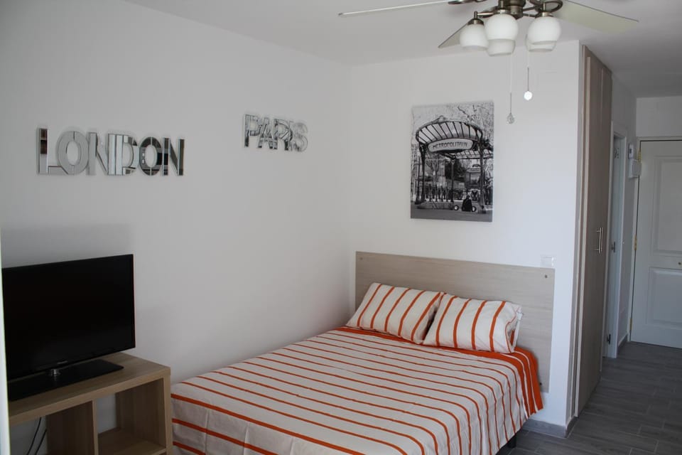 Bed, TV and multimedia, Photo of the whole room, Bedroom