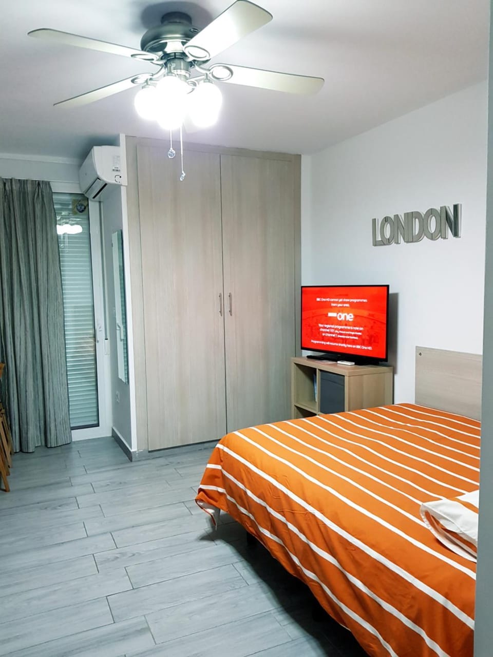Communal lounge/ TV room, Bed, TV and multimedia, Photo of the whole room, Bedroom