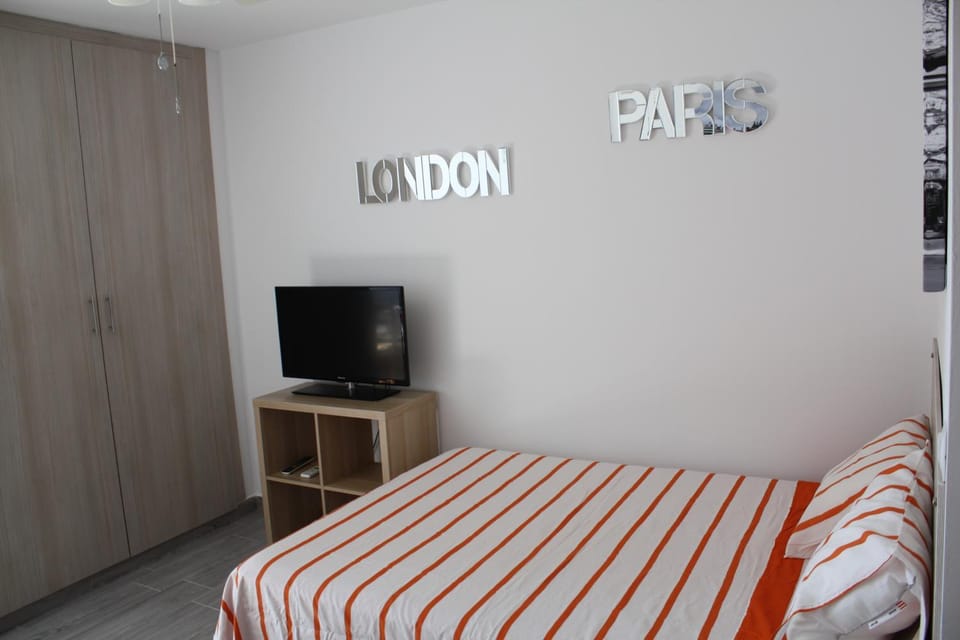 Communal lounge/ TV room, Bed, TV and multimedia, Bedroom