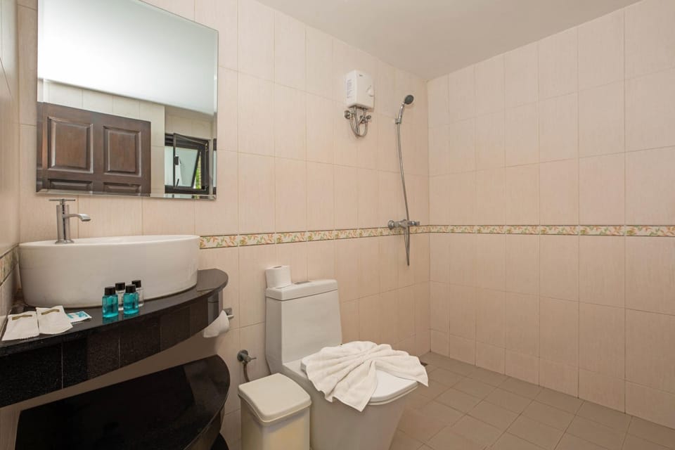 Shower, Toilet, Bathroom, towels