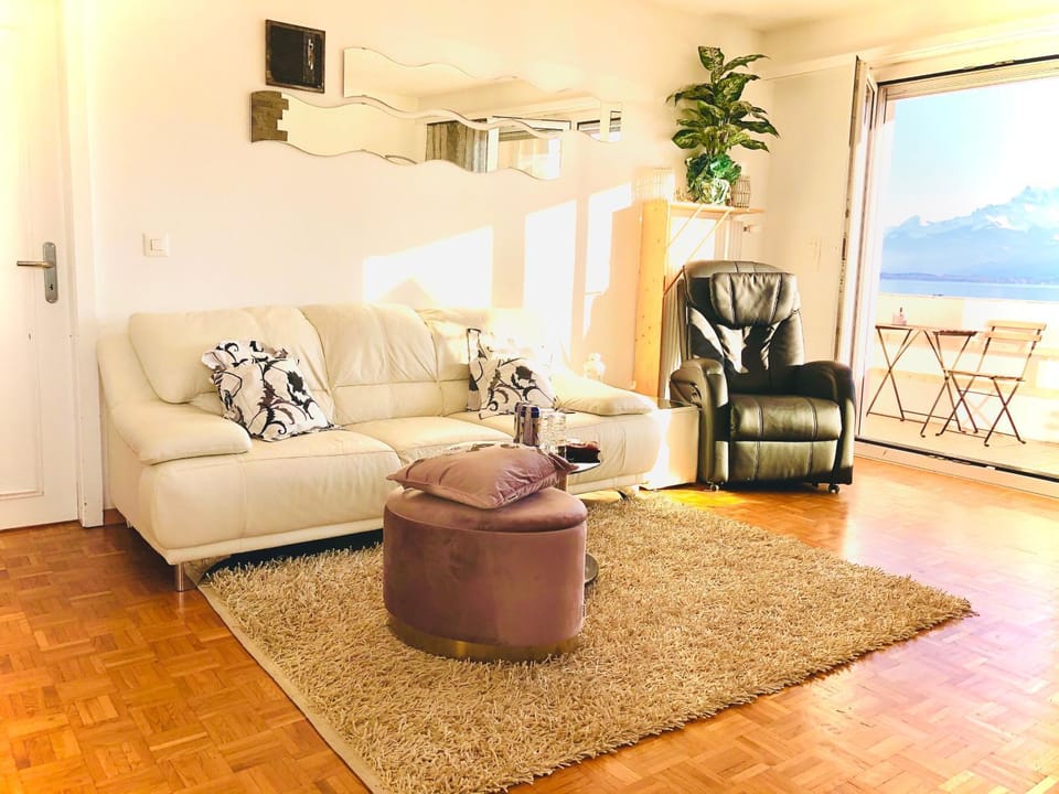 Communal lounge/ TV room, Balcony/Terrace, Living room