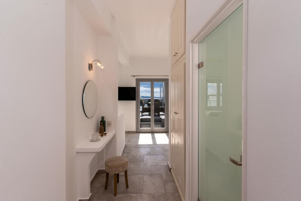 Enalion White Suites Oia Apartment in Oia