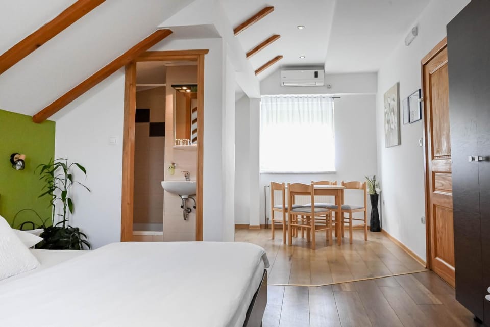 Bed, Other, Seating area, Dining area
