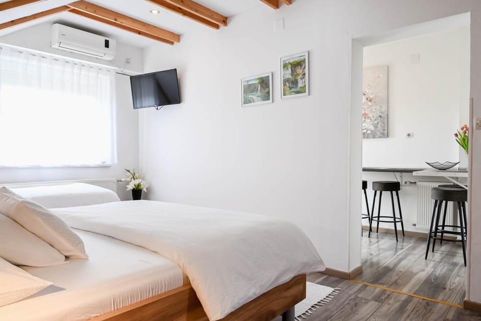 Property building, TV and multimedia, Dining area, Bedroom